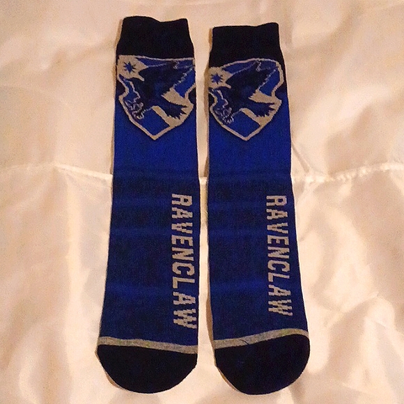 Hogwarts Crew Socks Trio/Gryffindor Tie Set - Picture 10 of 12